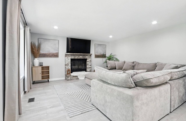 4-bedroom house in central Vancouver with WiFi, AC. King bed.
