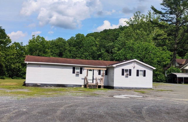 4 bedroom house outside of OakHill sleeps 12 nn