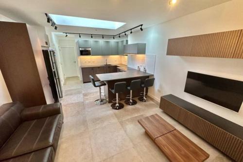 4 Bedroom house with En-suite - contractors welcome - FREE parking and WI-FI