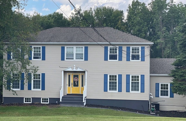 4 Bedroom Pool Oasis - 10 min. to Ski & Golf