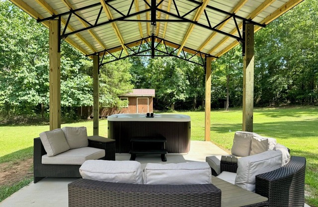4 Bedroom Retreat w/Hot Tub on Private Acre of Wooded Land