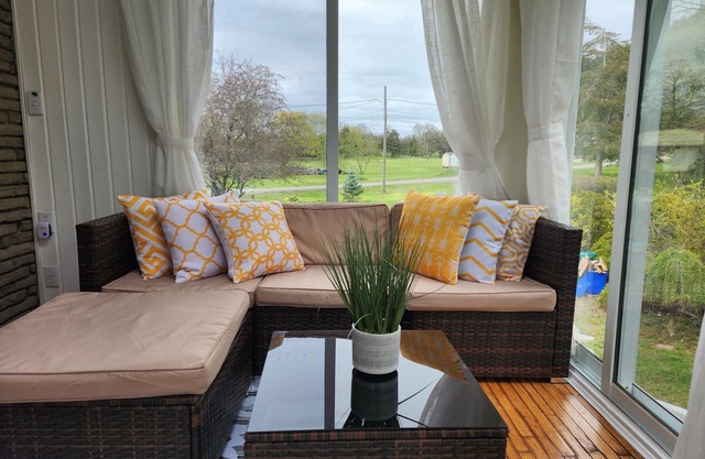 4 bedrooms, 2 bathrooms, kitchen, hot tub, huge yard, scenic view, waterway .