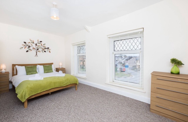 4-Bedrooms, Parking, Courtyard, TV's In All Rooms!