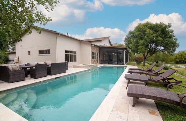 4 BR Villa w/Heated Pool & Spa , Sauna,Turkish Hammam BBQ and Huge Backyard