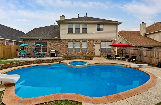4 BR w/pool, 10 min to Six flags, AT&T Stadium & Globe life park