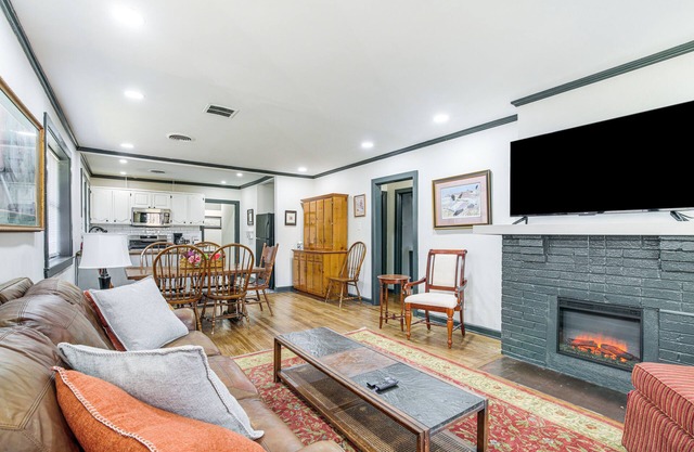 4 Mi to Beale Street & FedExForum: Home w/Yard!