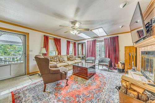 4 Mi to Ski Cloudcroft Family Escape with Fireplace