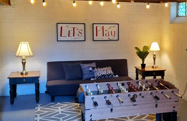 4 QUEEN Beds.10 min to Downtown. Stylish