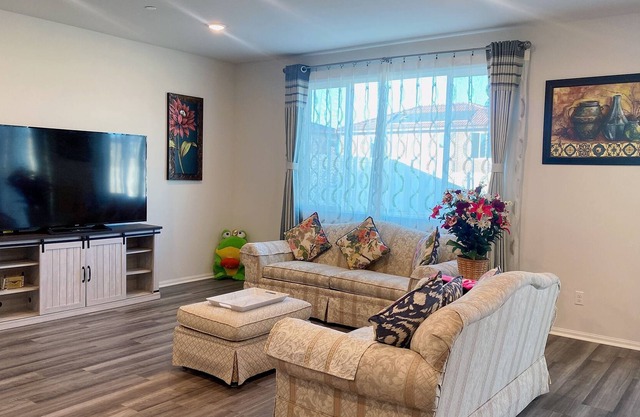 4 ROOMS On One Story House