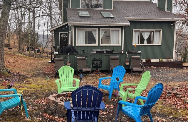 4 Season Fun Filled Mountain Retreat in Saw Creek Estates with Tons of Amenities