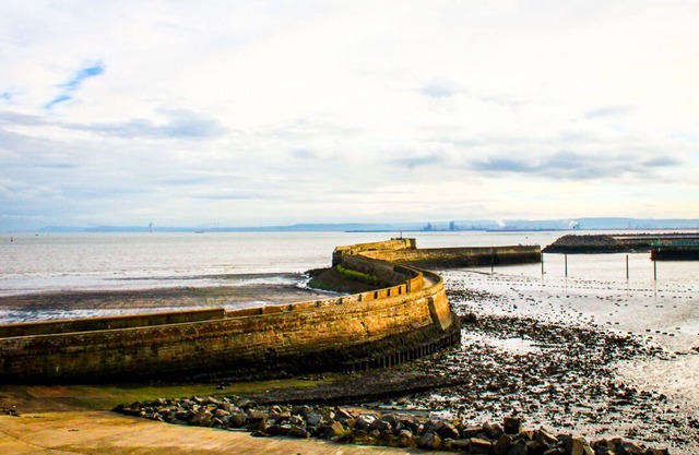 4 star apartment. Step out into fresh sea air & panoramic views of the harbour.
