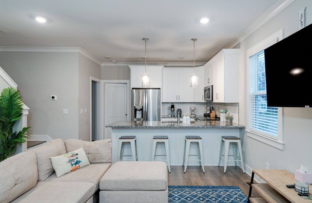 4-Story 4 BDR Sleeps 11 w/Rooftop Patio!