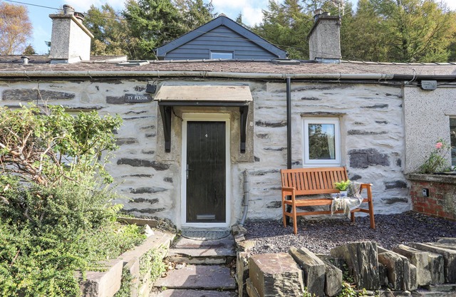 4 TY PERSON, family friendly, country holiday cottage in Bethesda