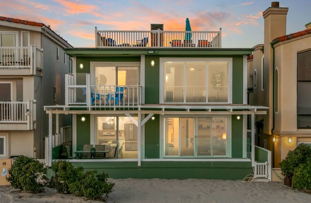 4021O: 3 BR, 3.5 BA House in Oxnard, Sleeps 10