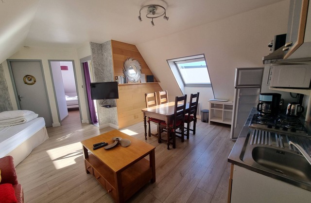 40m2 apartment 50m from the GR34 and 80m from the sea.private parking.