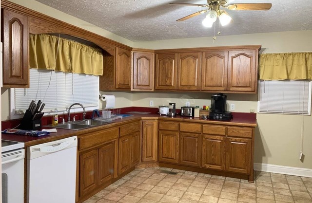 4704 Mammoth Cave Rd. Cave City, KY 42127