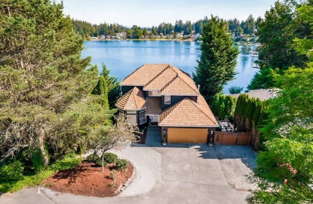4bd Lakefront, w/hot tub, outdoor kitchen & dock
