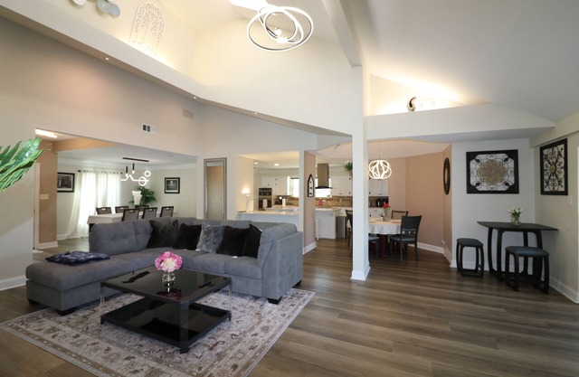 4bed-2bath gorgeous house with huge backyard for your privacy