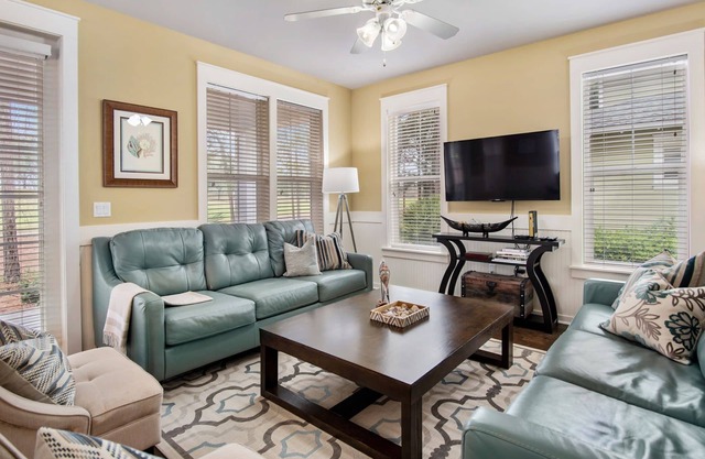 4BR Beach Cottage w/TWO (2) 6-SEAT GOLF CARTS! Golf Course Views, Pool, Tram