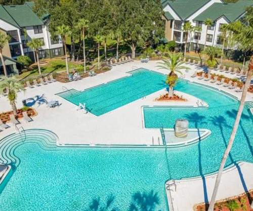 4BR Condo with Pool and Gym Long Term Stays Allowed