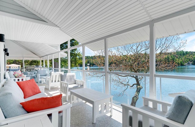 5+1 bedroom cottage and guesthouse on Lake Rosseau