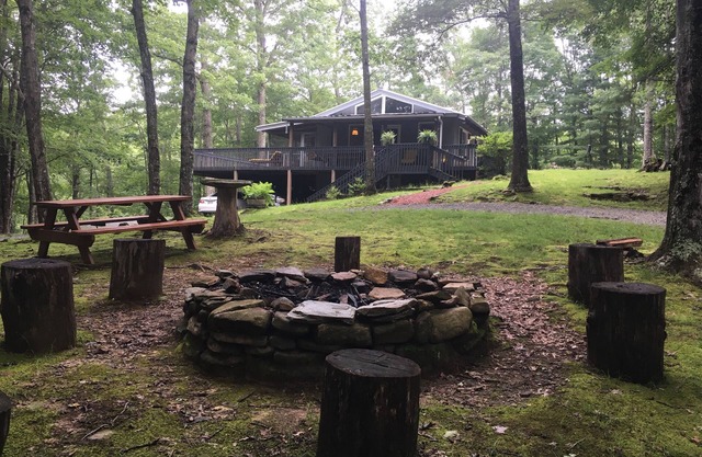 5 acres 4 bedroom cabin close to everything with fire pit, swimming fishing lake