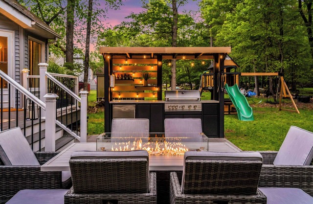 5 Bd, Outdoor Kitchen, Sauna, Hot Tub, Fire Pit, 2 Game Rooms, Fire Patio Table.