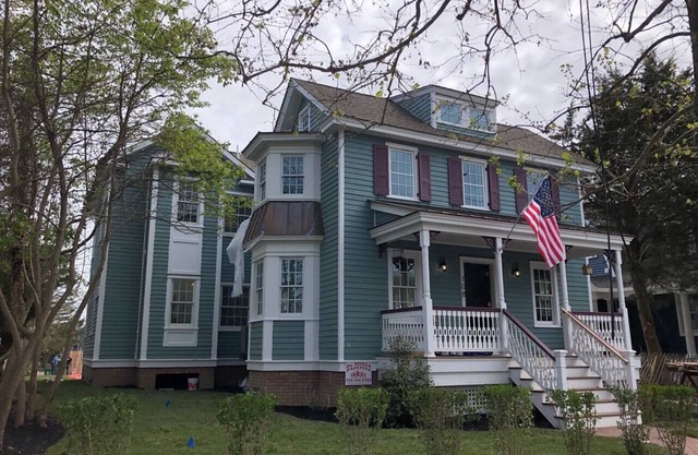 5 bed 4.5 bath w/heatable pool 5 blocks from beach