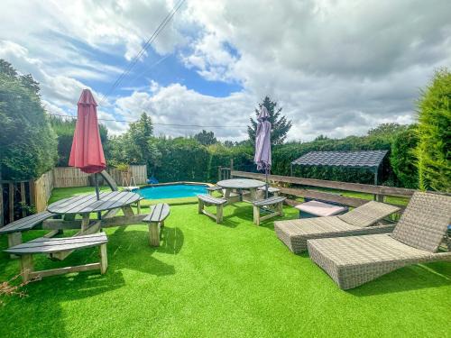 5 Bed House - Sleeps 10 - Pets - Pool - HotTub