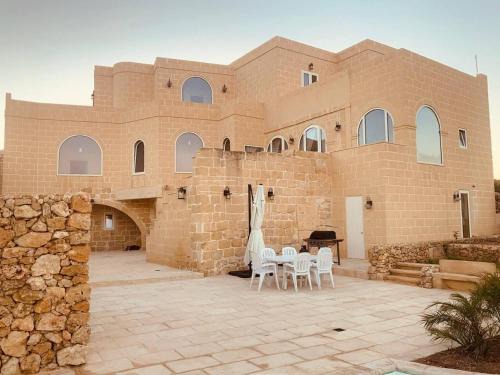 5 Bed Villa - Sleeps 8 - Pool - Garden - Parking