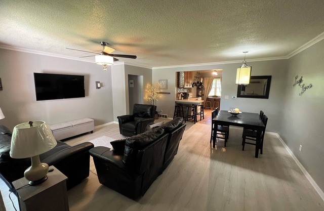 5 Bedroom 2 Bathroom Suite in a Large 7 Bedroom Home