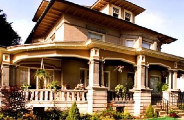 5 Bedroom/5 Bathroom Mansion near local attractions, entertainment & shopping.