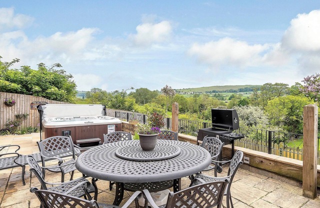 5 bedroom accommodation in Stonehouse, near Stroud