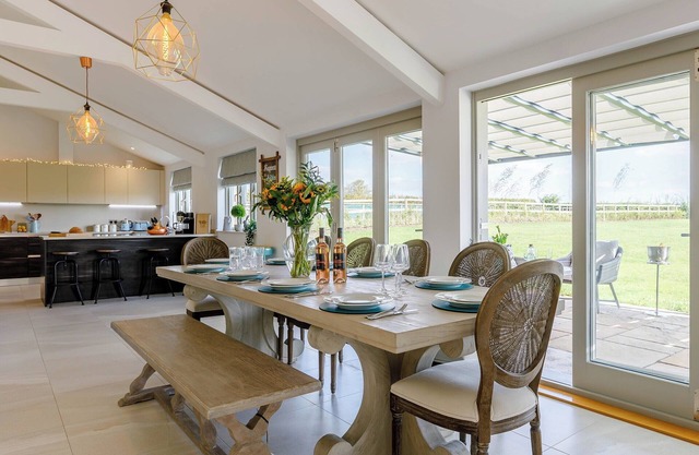 5 bedroom accommodation in Burford