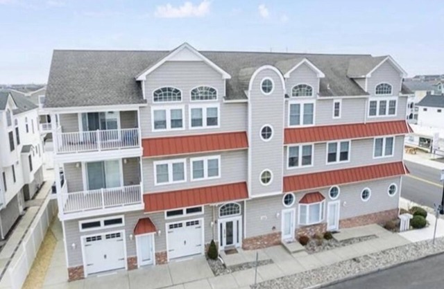 5 bedroom condo, w elevator. Great locations in Fish Alley.