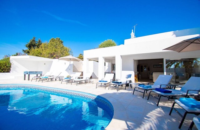 5 bedroom detached villa with private pool and maid service, Carvoeiron