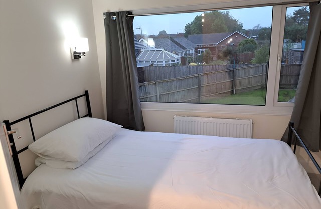 5 BEDROOM MODERN, CHALET-STYLE BUNGALOW IN CALNE, ENTIRE HOME.