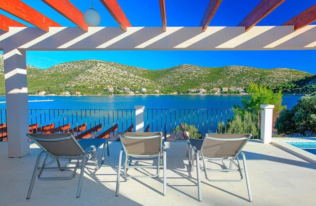 5 bedroom pet friendly home in Lastovo