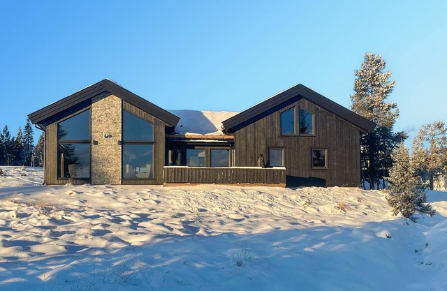 5 bedroom stunning home in Løten