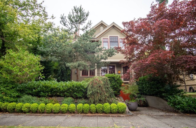 5-bedroom vacation home just 4 minutes drive to Seattle Cruise Ship Terminal 91