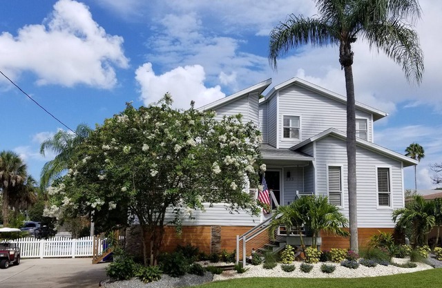 5 beds Modern Waterfront Single Family Home-Sleeps 9- POOL, Fireplace
