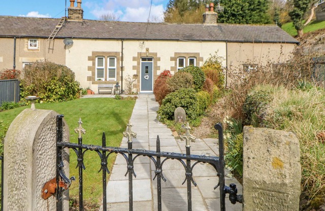 5 CRUDDAS TERRACE, pet friendly, with open fire in Bellingham
