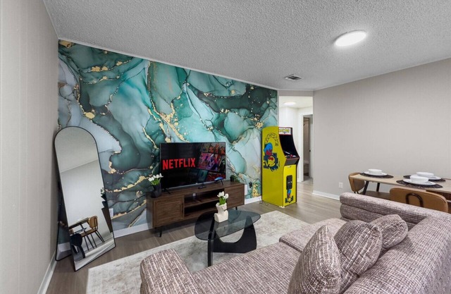 5 Guest UT Austin Suite w/PacMan! Close to DTX