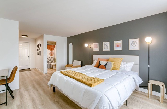 5 min. to Lincoln's top attractions. King-size bed, kitchenette & outdoor space