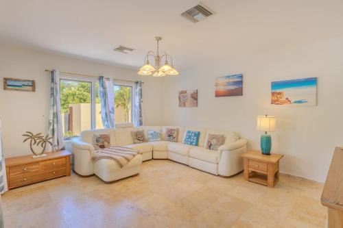 5 min to the Beach Happy Aruba Villa by Bocobay