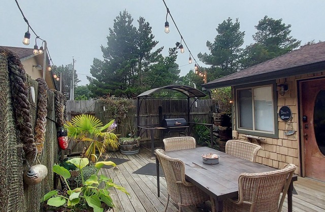 5 Min Walk to Beach- Kid/Dog Friendly- Fenced Yard - Fire Pit - Private - FUN!