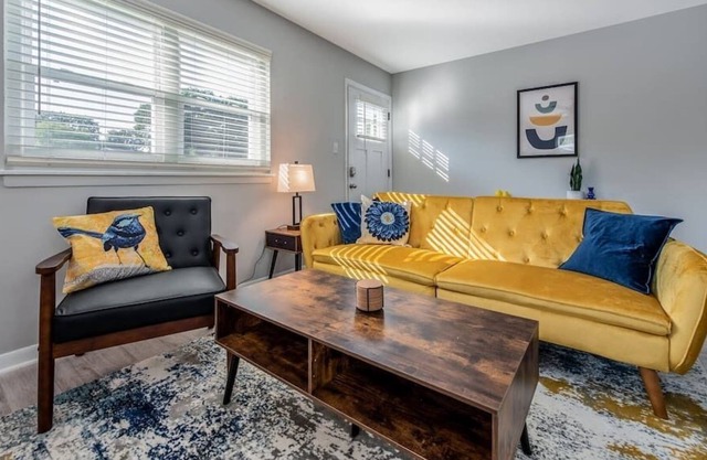5 mins from Downtown/Fast Wi-Fi/Free Coffee & Tea