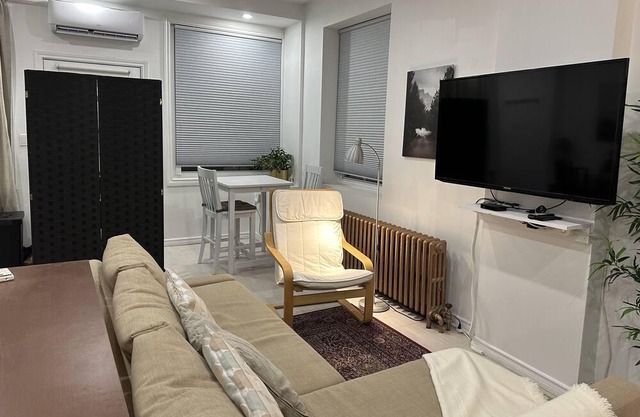 5-Minute walk to the lake, cozy and spacious studio for two!