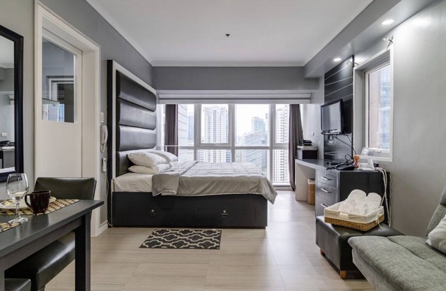 5 Star Hotel Like Condo w/King Bed, BGC , 49SQM , Makati Skyline and Pool View