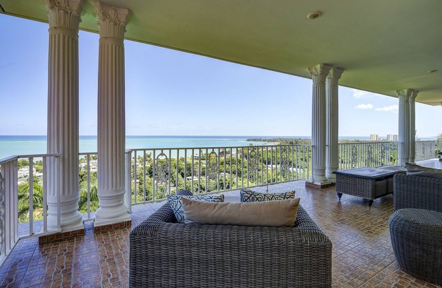5 STAR villa, STUNNING VIEWS! A/C! POOL! Close to Beaches, Kiosks, El Yunque!